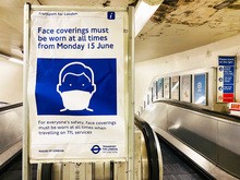 地下鉄で掲示されているマスク着用を求める看板（ＥＭＢ提供）