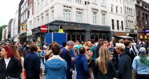 ロンドン中心部ソーホーの路上でビールなど片手に談笑する人たち（ＥＭＢ撮影）
