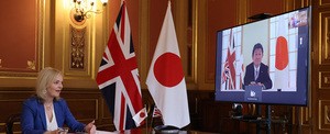 テレビ会議するトラス国際貿易相（左）と茂木外相（首相官邸提供）