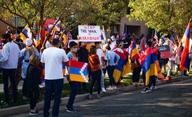米国で行われたアルメニア系住民による抗議デモ（Photo by Victer Manukyan/Flickr）