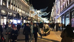 マスクをつけてロンドン市内を歩く人々（ＥＭＢ撮影）