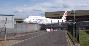 ヒースロー空港の片隅に置かれるＢＡの「747-400」（2020年５月、筆者撮影）