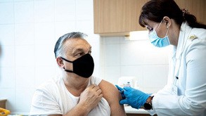 ワクチン接種を受けるオルバン首相（フェイスブックページより）