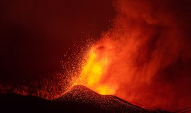 溶岩が流れ続け、火口の北側が崩壊し大規模な爆発も起きた（Photo by Eduardo Robaina /Wikimedia Commons）