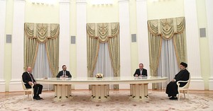 初の対面を果たしたプーチン大統領（左端）とライシ大統領（右端）（ロシア大統領府提供）