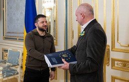 質問書を提出するゼレンスキー大統領（左）（ウクライナ大統領府提供）