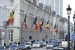 テロ事件後、ブリュッセルでは犠牲者を悼み半旗が掲げられた（ロイター通信）