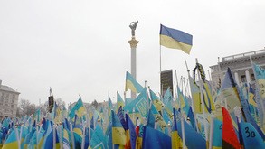 首都キーウの独立広場に掲げられたウクライナ国旗（筆者提供）