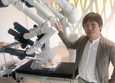 メディカロイドが開発した手術用支援ロボット「ヒノトリ」を紹介する同社ドイツ拠点の中西徹弥代表